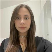 studentessa impartisce lezioni di inglese a studenti delle scuole elementari, medie e superiori